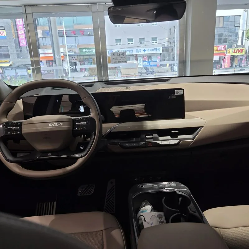 안양 기아 석수대리점 EV5 운전석·대시보드 실제 차량 사진